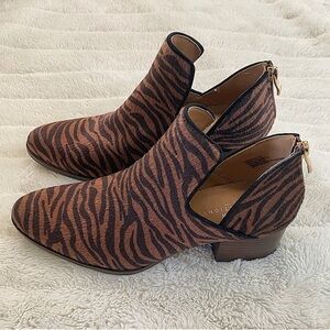 New Directions Pointed Toe Brown and Black Tiger Print Ankle Booties Size 8.5